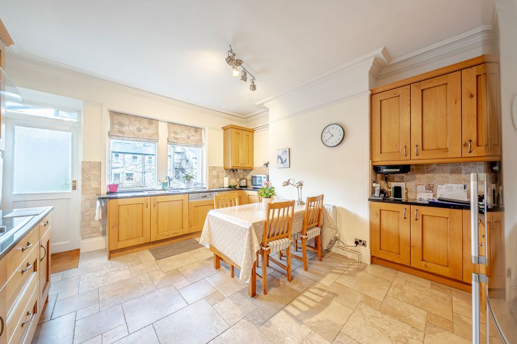 Additional image 2 of 3 bed flat for salePark Avenue, Harrogate HG2