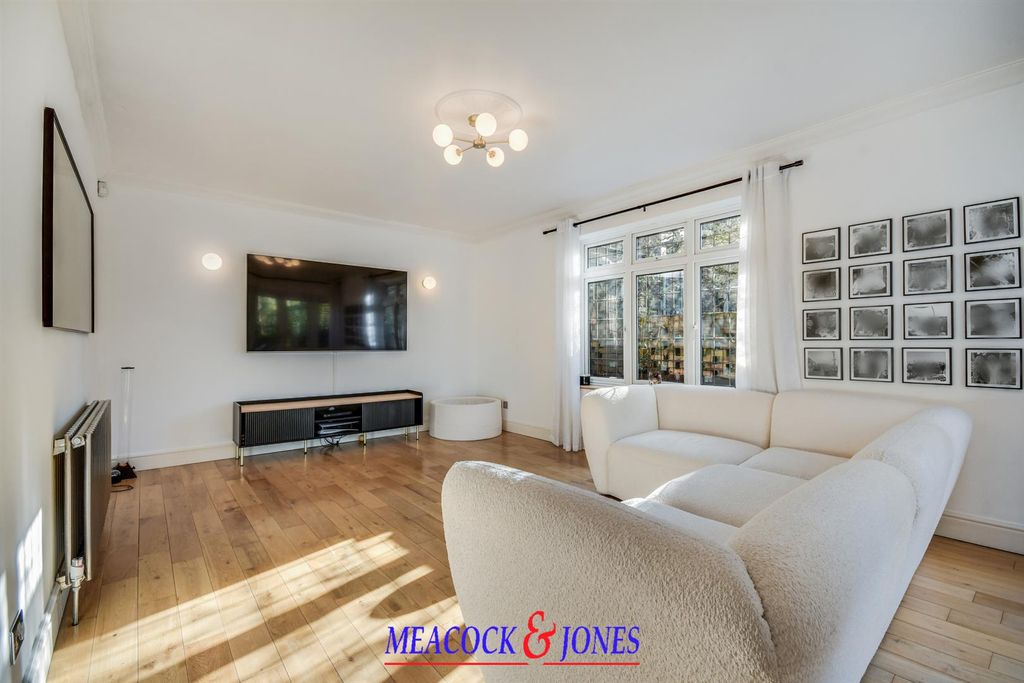 Additional image 10 of 5 bed detached house for saleMount Avenue, Hutton Mount, Brentwood CM13