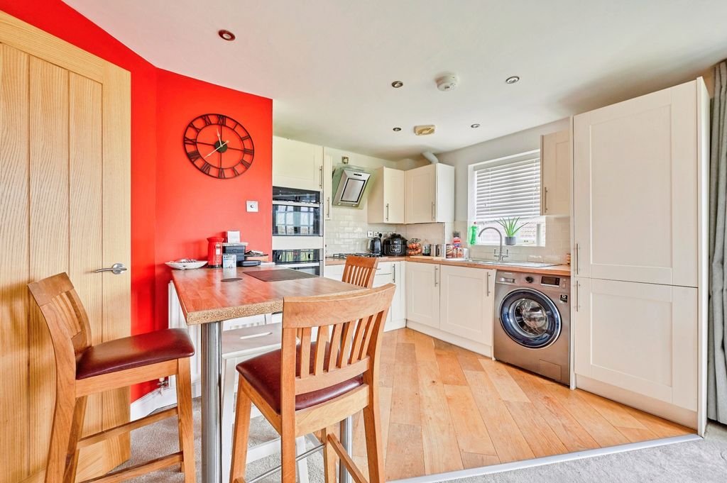 2 bed flat for saleThe Thatchers, Bishop's Stortford CM23 photo 5
