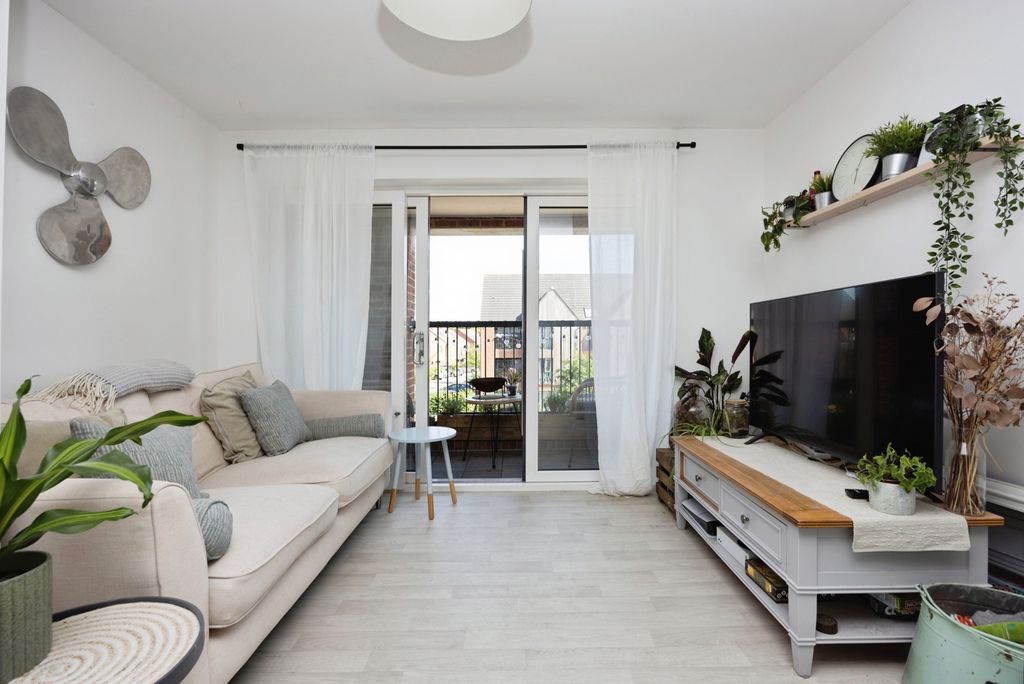 Additional image 4 of 2 bed flat for saleLouisburg Avenue, Bordon, Hampshire GU35
