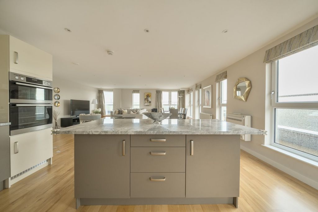 4 bed flat for saleLighterage Court, High Street TW8