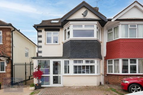 Deynecourt Gardens, Wanstead E11