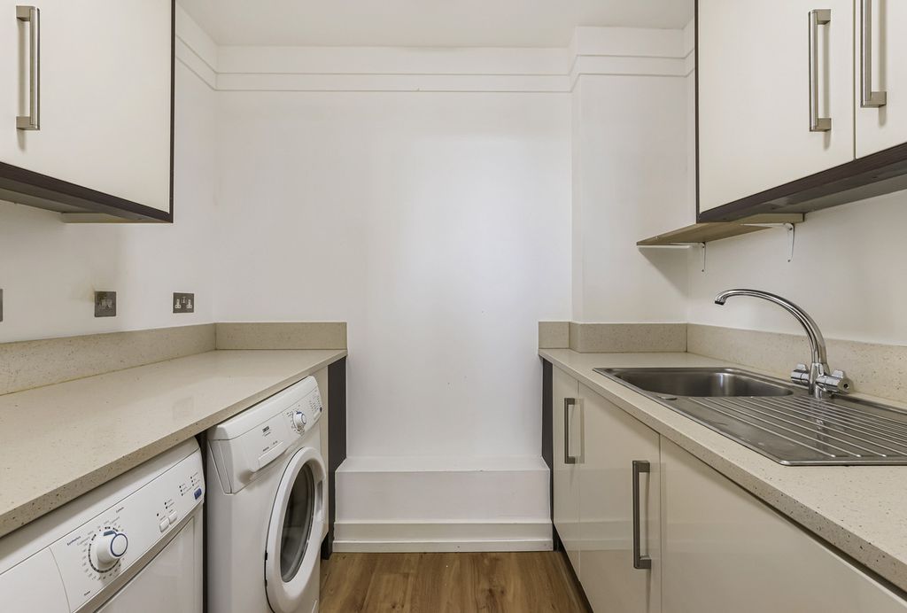 Additional image 8 of 3 bed flat for saleAlipore Close, Poole BH14
