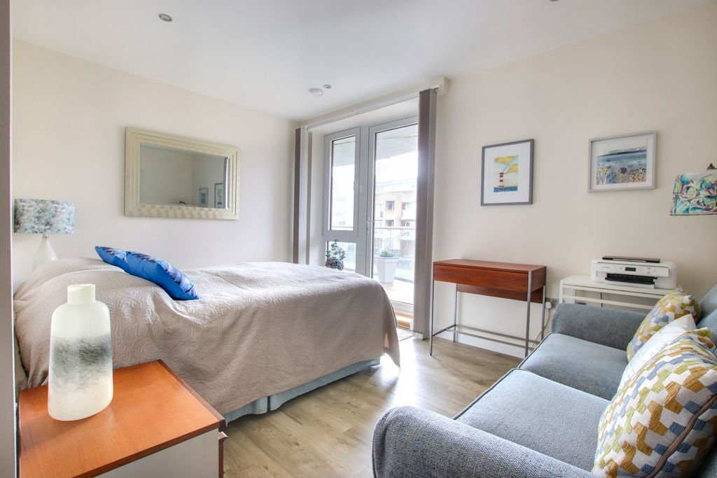 Additional image 11 of 2 bed flat for saleAlmansa Way, Lymington SO41