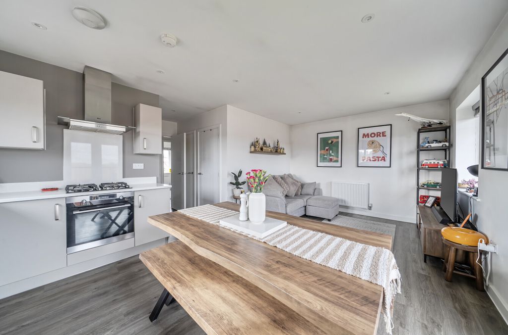 Additional image 5 of 2 bed flat for saleWalton Heath, Binfield, Bracknell RG42