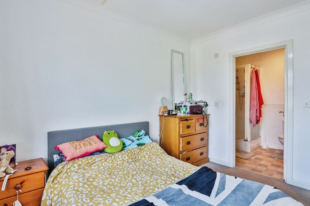 2 bed flat for salePoole Road, Upton, Poole, Dorset BH16 photo 5