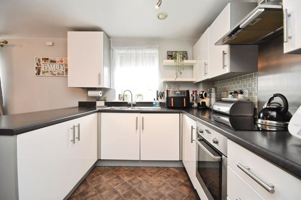 Additional image 6 of 2 bed flat for salePerryfields, Braintree CM7