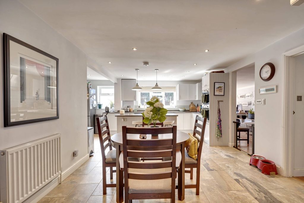 4 bed detached house for saleCarrigans, Bishop's Stortford CM23 photo 3