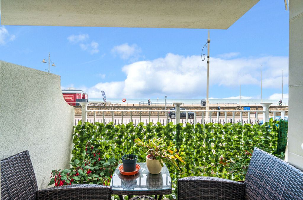 2 bed flat for saleThe Esplanade, Esplanade Grande The Esplanade PO21 photo 3