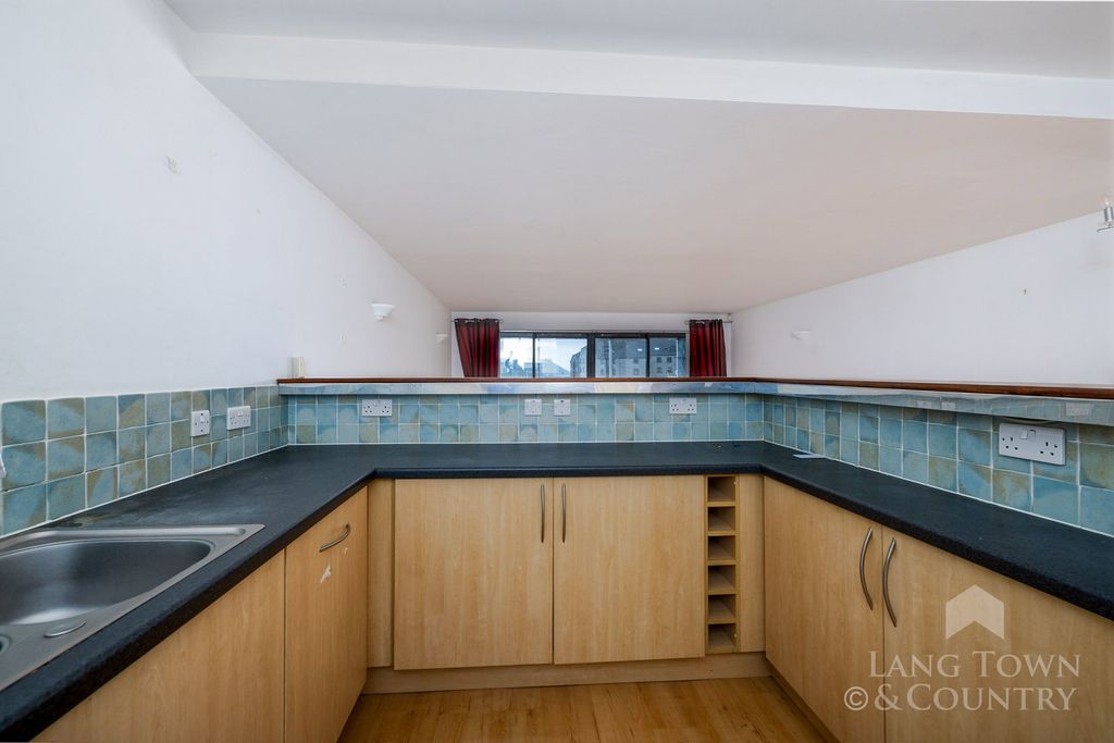 Additional image 5 of 2 bed flat for saleDiscovery Wharf, North Quay, Sutton Harbour PL4