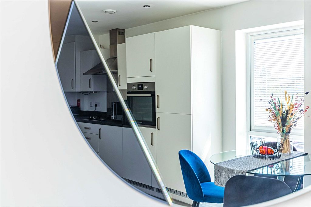 Additional image 5 of 2 bed flat for saleElstree Way, Borehamwood, Hertfordshire WD6