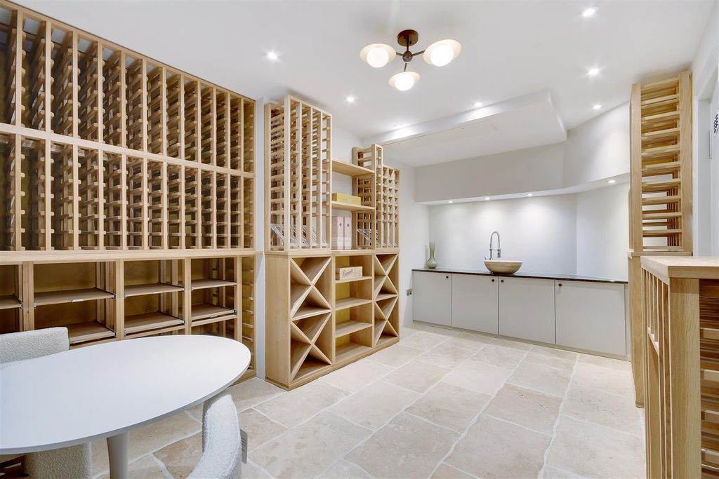Additional image 10 of 6 bed detached house for saleWambrook Close, Hutton Mount, Brentwood CM13