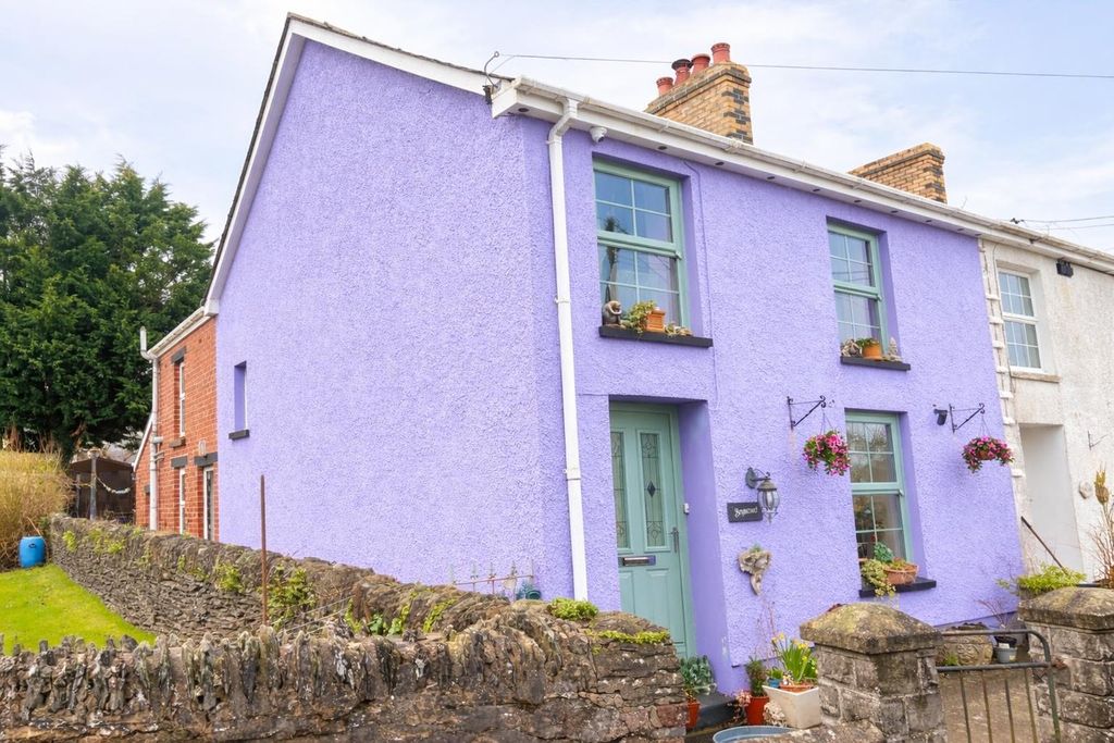 3 bed semi-detached house for saleLlanybydder SA40