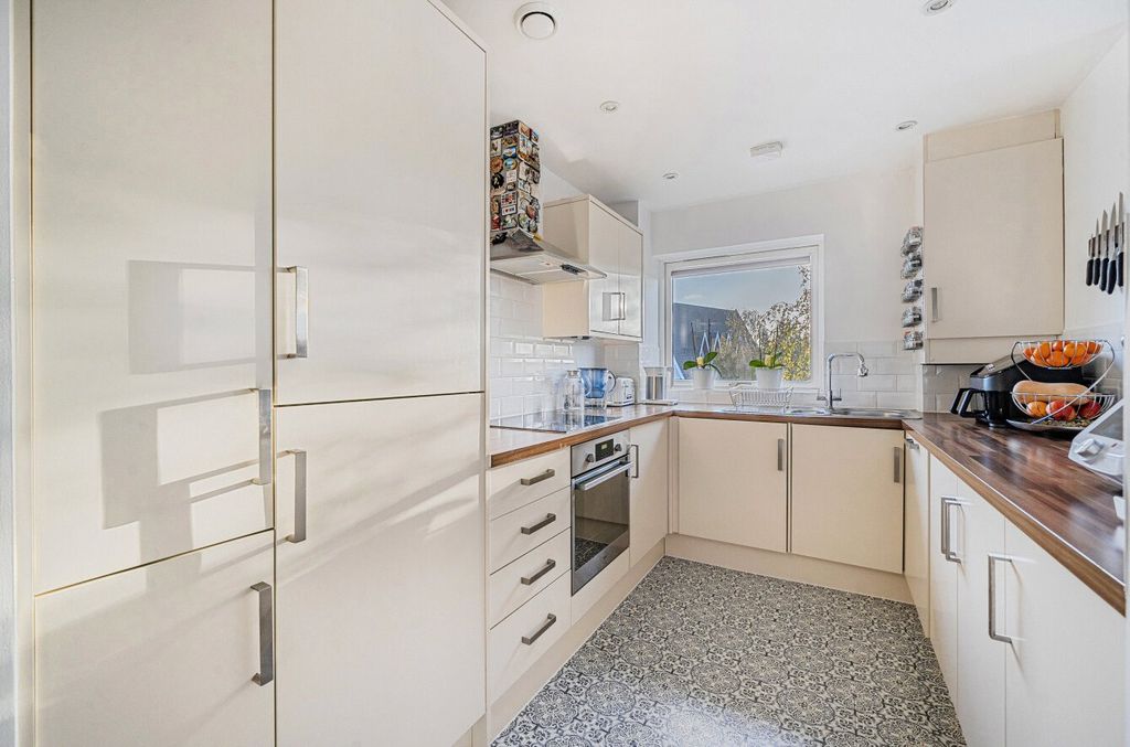 Additional image 12 of 2 bed flat for saleLondon Road, Binfield, Bracknell, Berkshire RG42