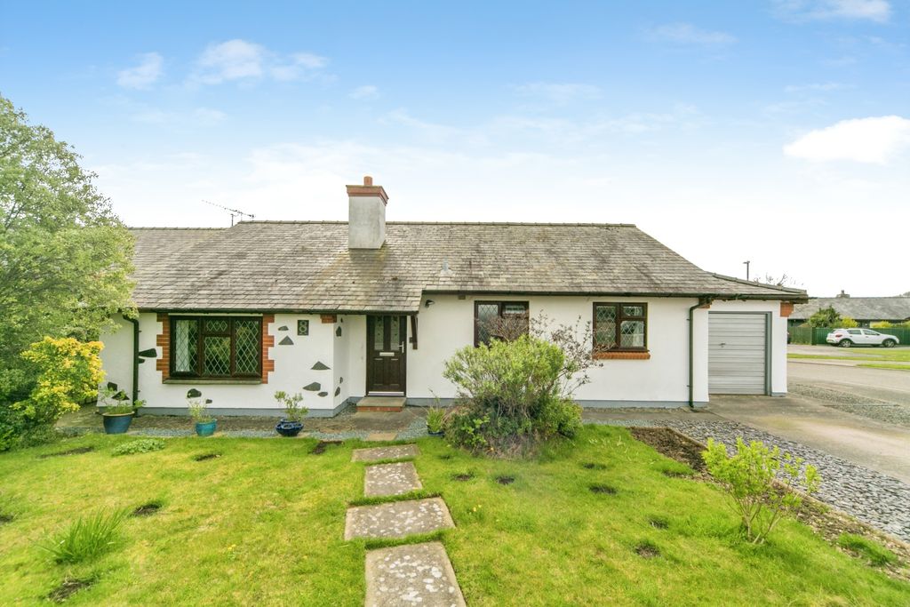 2 bed detached bungalow for saleStad Berllan, Llangaffo, Gaerwen LL60