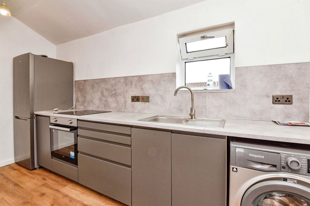 1 bed flat for saleShails Lane, Trowbridge BA14 photo 4