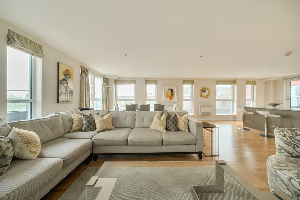 Additional image 2 of 4 bed flat for saleLighterage Court, High Street TW8