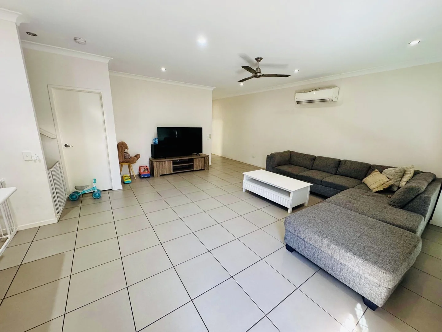 2/1 LESLIE Drive, Moranbah QLD 4744