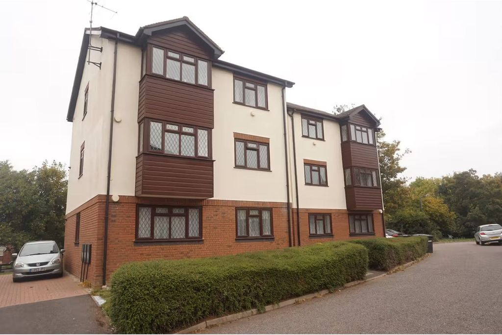 2 bed flat for saleGroves Close, Bourne End SL8