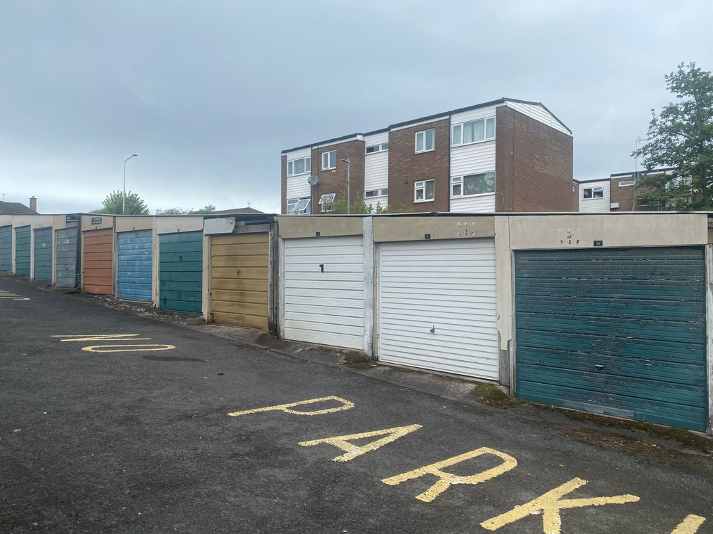 3 bed flat for saleMeadowlea, Telford TF7 photo 2