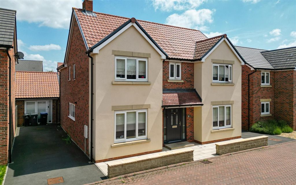 4 bed detached house for saleRennie Crescent, Melksham SN12