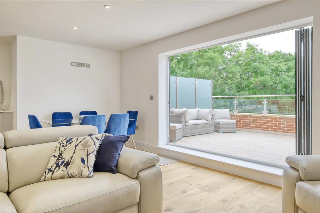 Additional image 7 of 2 bed flat for sale41 Shenfield Road, Shenfield, Brentwood CM15