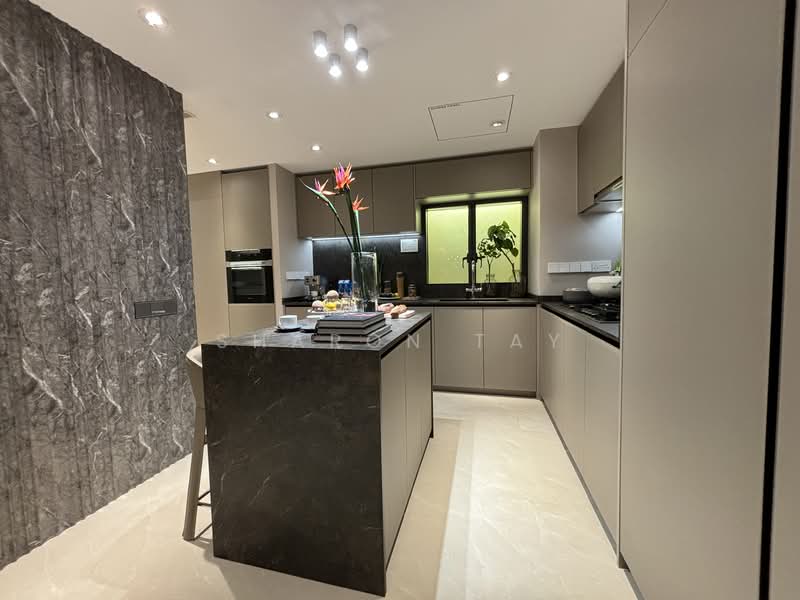 Additional image 3 of 2 Jurong East Central 1