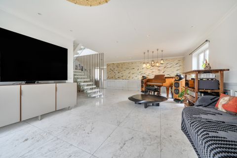 Well Grove, Whetstone N20