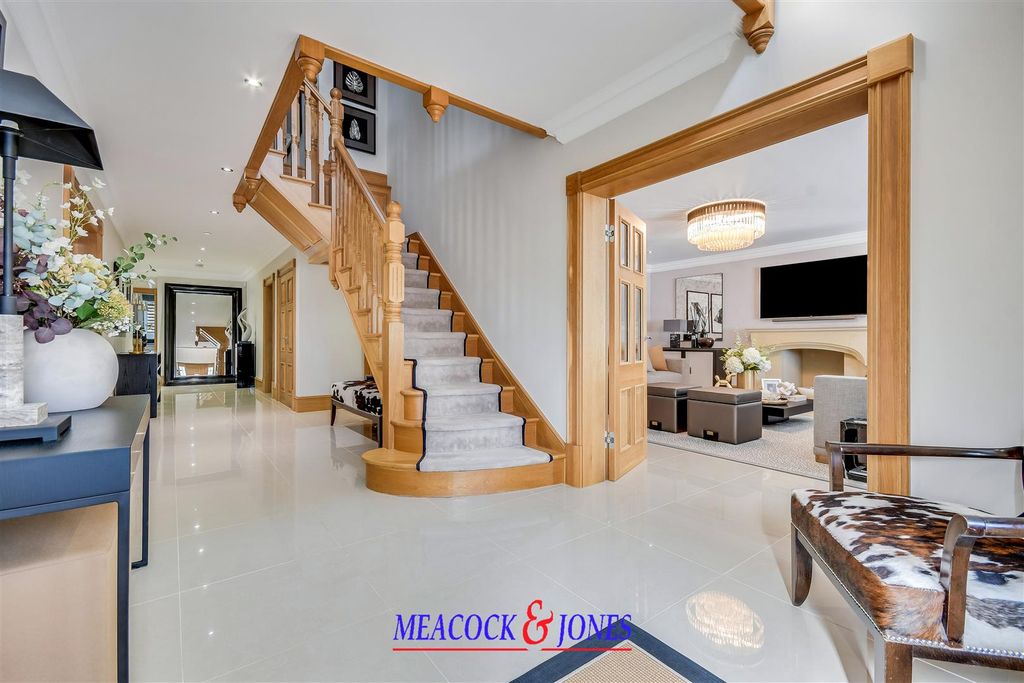 Additional image 7 of 6 bed detached house for saleChallacombe Close, Hutton Mount, Brentwood CM13