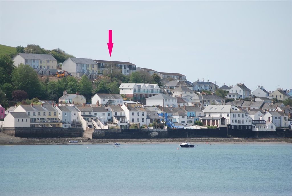 2 bed flat for saleThe Mount, Appledore EX39