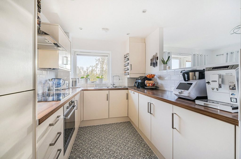 Additional image 17 of 2 bed flat for saleLondon Road, Binfield, Bracknell, Berkshire RG42
