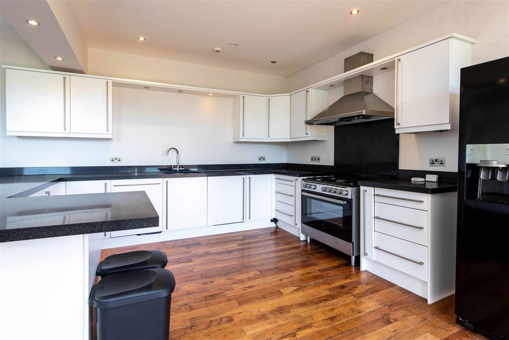 Additional image 3 of 2 bed flat for saleWestern Terrace, The Park NG7
