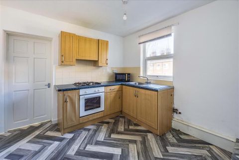 Wellington Square, Nottingham NG7