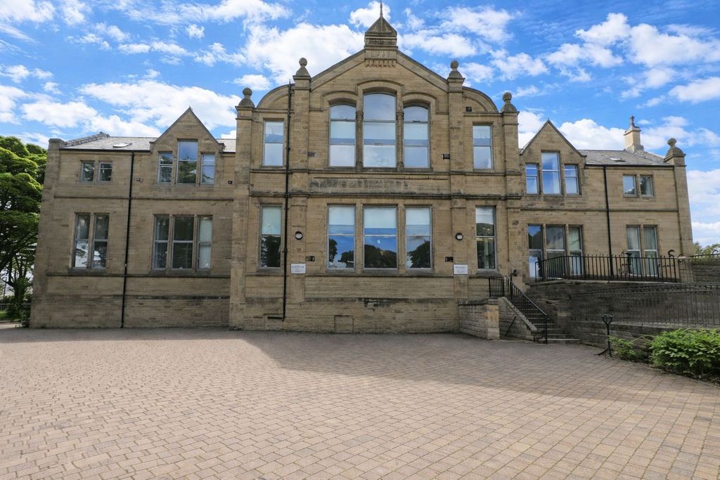 3 bed flat for saleChrisharben Court, Green End, Clayton, Bradford BD14