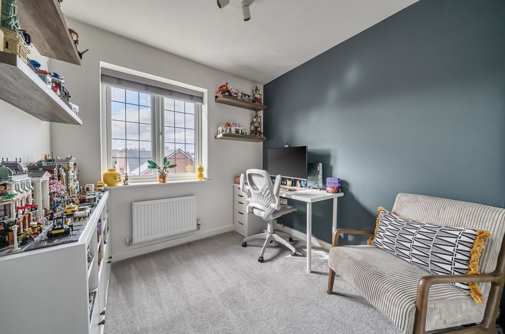 Additional image 6 of 2 bed flat for saleWalton Heath, Binfield, Bracknell RG42