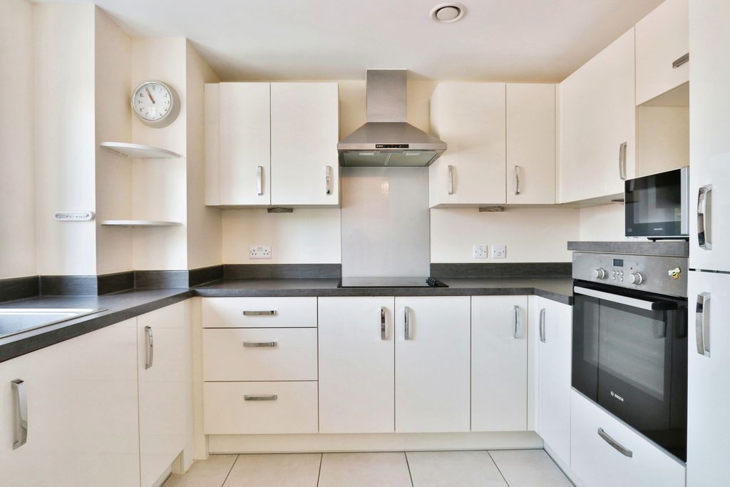2 bed flat for saleMacaulay Road, Broadstone, Dorset BH18 photo 2