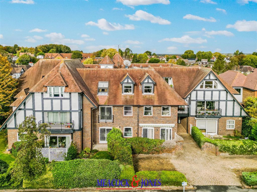 2 bed flat for saleClune Court, Hutton Road, Shenfield CM15