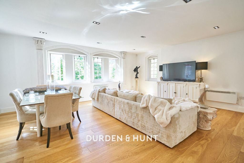 3 bed flat for saleThe Galleries, Warley CM14 photo 3