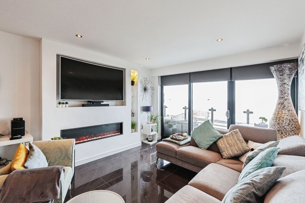 Additional image 4 of 2 bed flat for saleNew South Promenade, Blackpool, Lancashire FY4