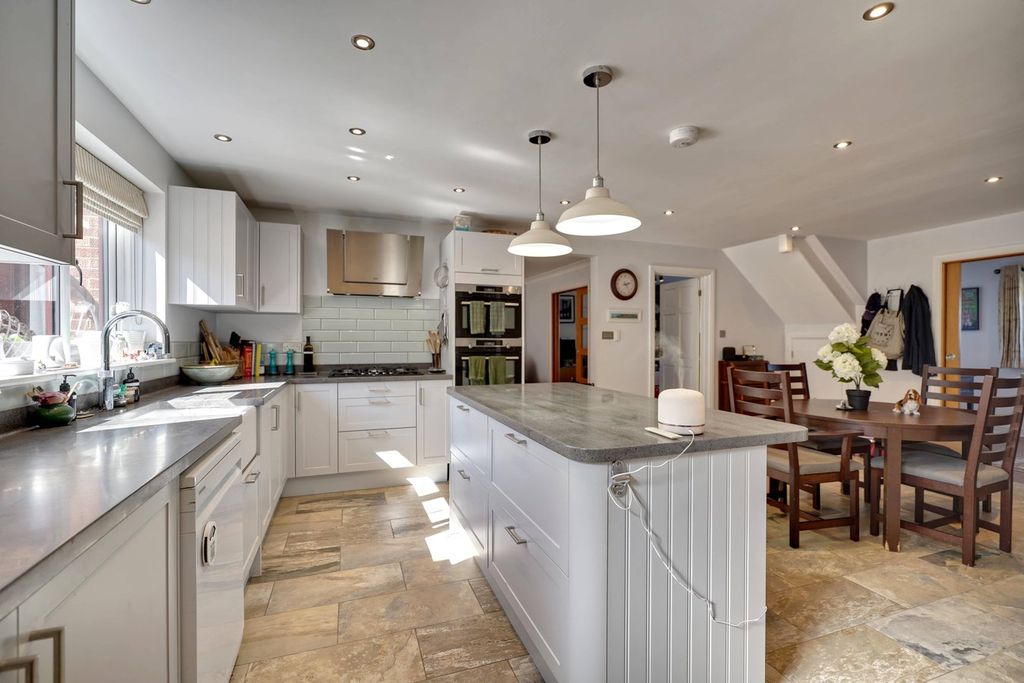 4 bed detached house for saleCarrigans, Bishop's Stortford CM23 photo 5