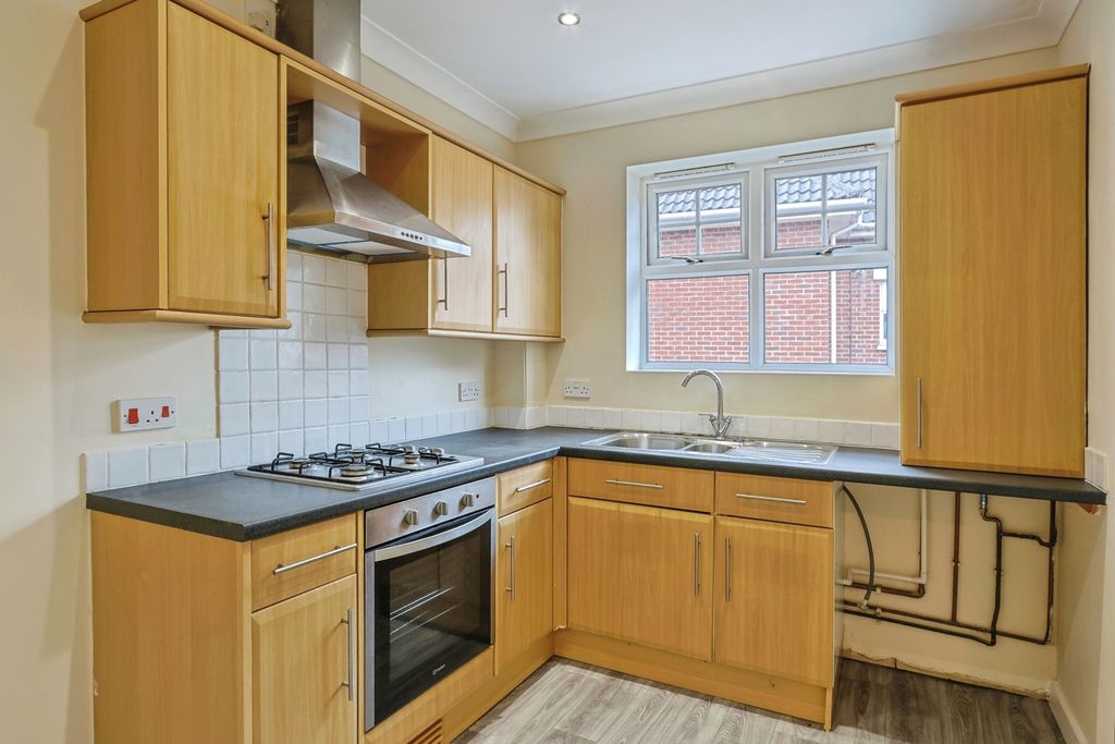 2 bed flat for salePoole Road, Upton, Poole, Dorset BH16 photo 2