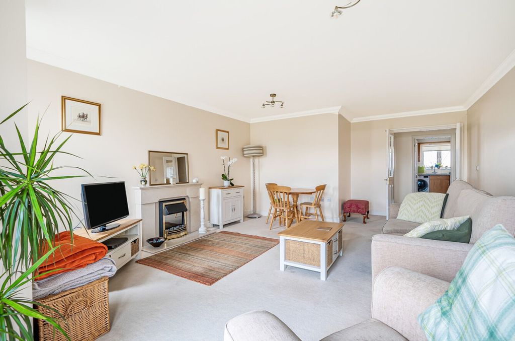 2 bed flat for saleGreenfields, Middleton On Sea PO22 photo 3