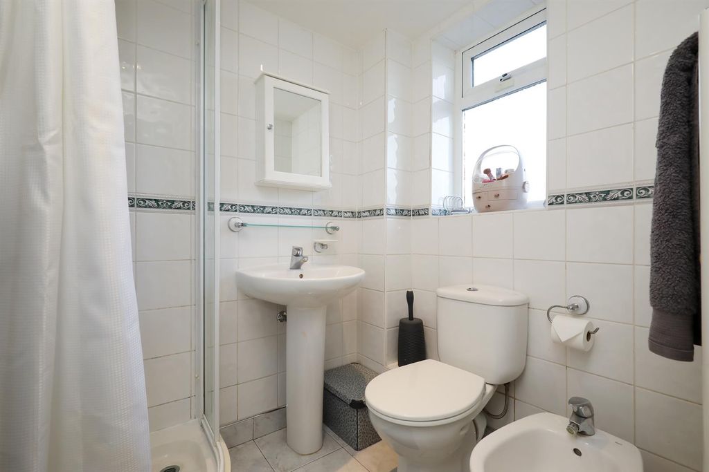 Additional image 12 of 6 bed detached house for saleGoughs Barn Lane, Warfield RG42