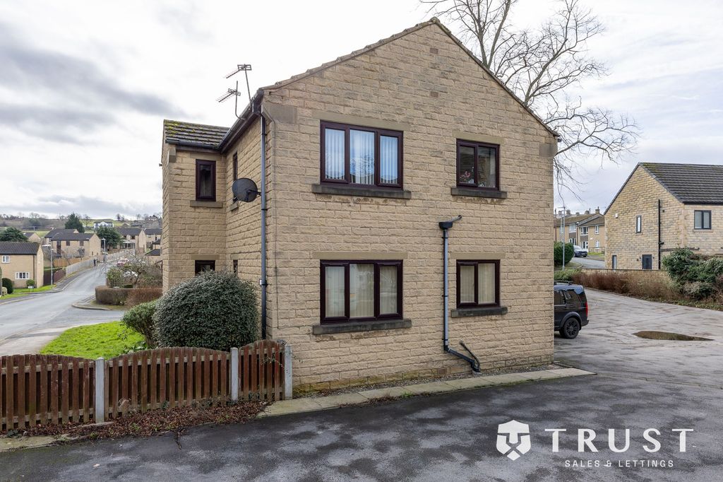 2 bed flat for saleSchool Street, Cleckheaton BD19