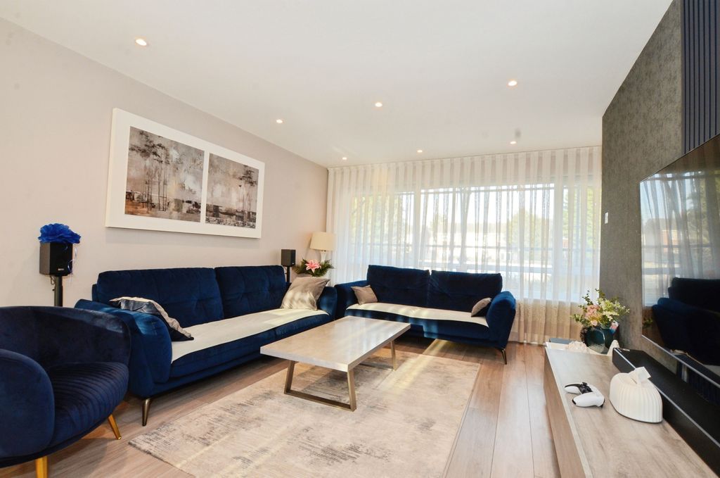 Additional image 2 of 3 bed flat for saleAshdown Drive, Borehamwood WD6
