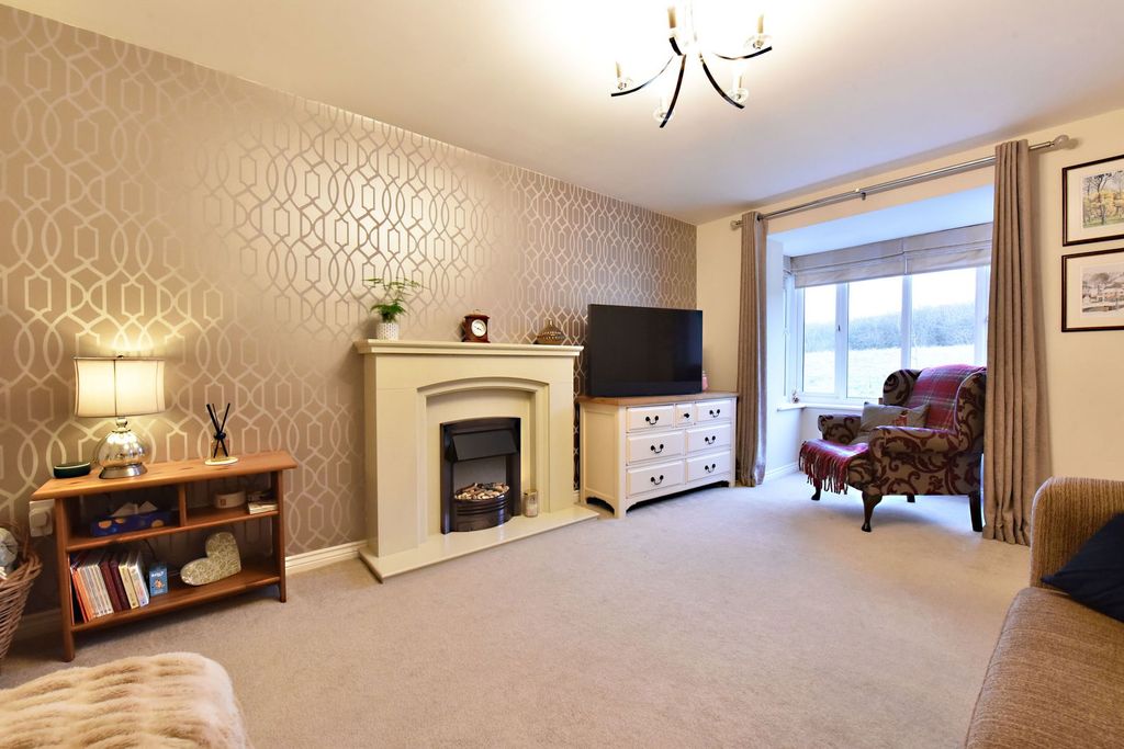 4 bed detached house for saleKingswinford, Pullman Drive DY6 photo 5