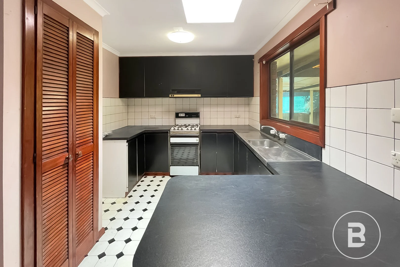 16 Marie Crescent, Wendouree VIC 3355 photo 3