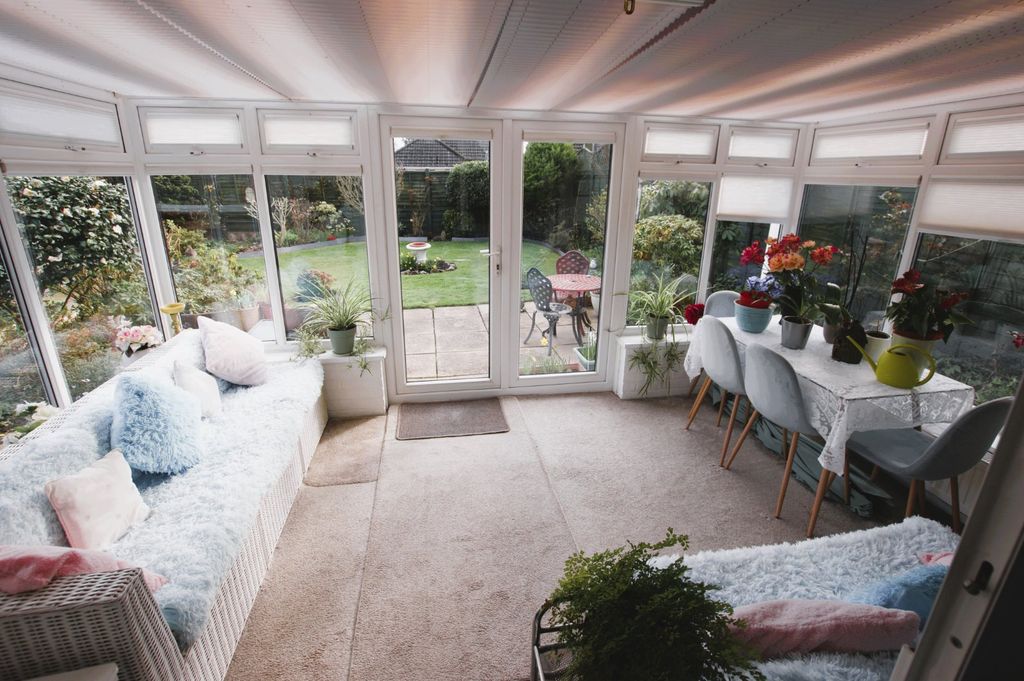 2 bed bungalow for saleStoborough Drive, Broadstone, Dorset BH18 photo 4