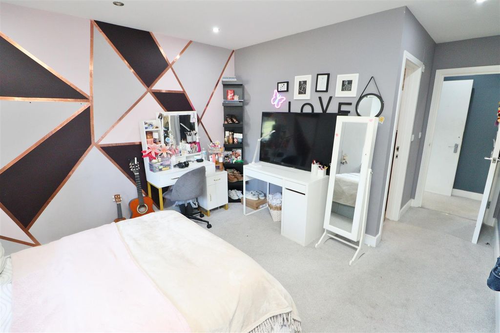 Additional image 23 of 5 bed semi-detached house for saleStanborough Avenue, Borehamwood WD6