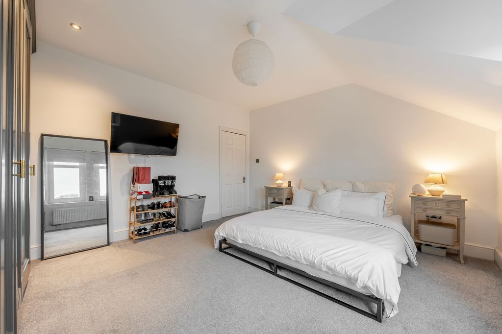 2 bed flat for saleKing Edwards Drive, Harrogate HG1 photo 3